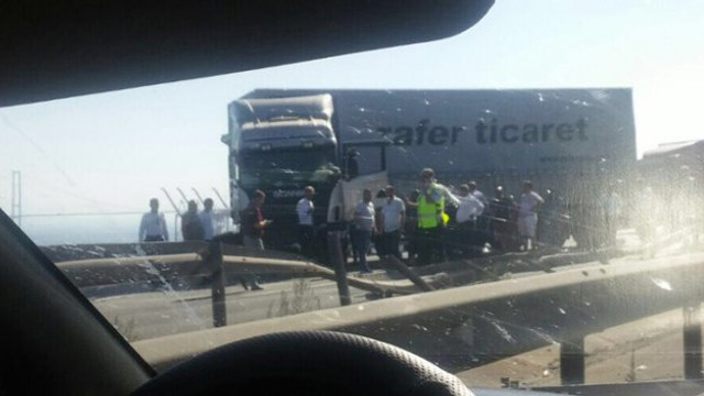 TEM otoyolunda TIR'lar devrildi, trafik kilit !