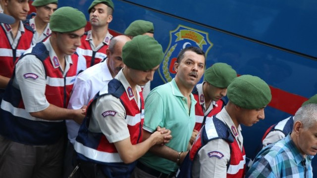 ''Niye çekiyorsunuz, terörist mi var ?''