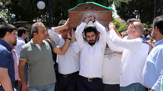 Kızının tabutunu gözyaşları içinde taşıdı
