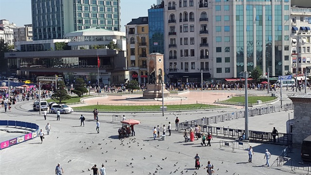 Taksim Meydanı'nda bomba paniği