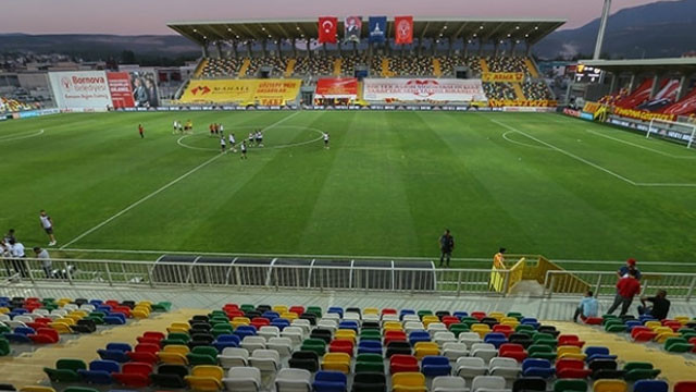 Fenerbahçe otobüsüne taşlı ve sopalı saldırı !
