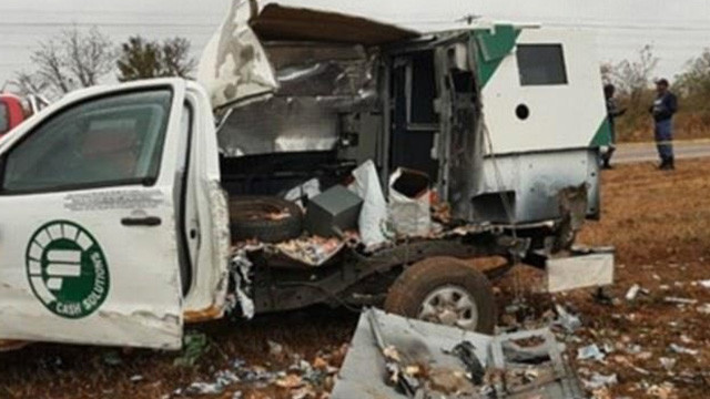 Çete üyeleri gökten para yağdırdı