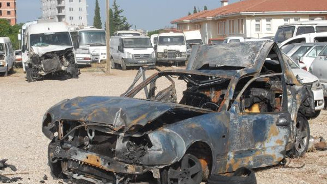 Polisin durduğu araçki 2 kişi yanarak öldü