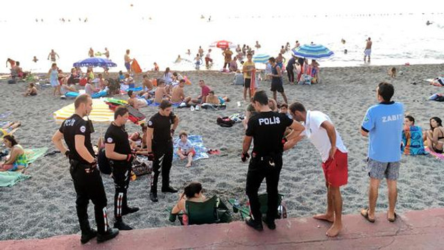 Plajda bira içen iki doktora para cezası