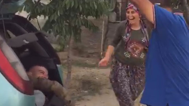 Askerliğini yapan genç ailesine böyle sürpriz yaptı