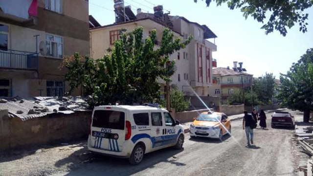 Bu nasıl evlat ! Annesi ve ağabeyini bıçakladı