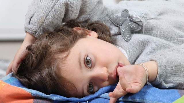 Parmak Emen Cocuga Bunu Yapmayin Kadin