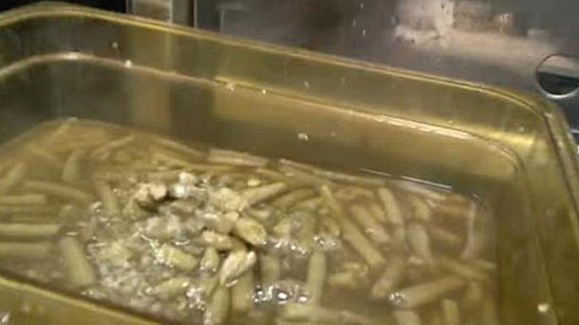 Ünlü fast food zincirinde büyük skandal ! Bunu yedirmişler...