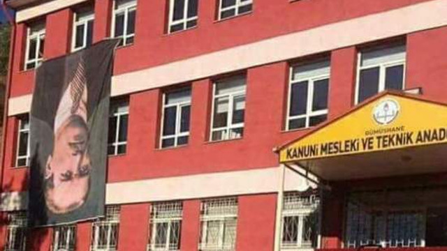 Okula ''ters'' asılan Atatürk portresine tepki yağdı