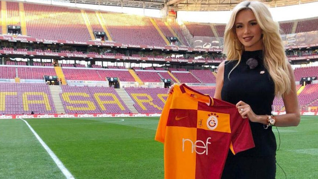 Hesabı hacklendi, çıplak fotoğraflar için özür diledi !