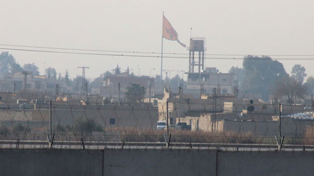 Teröristler Türkiye sınırına PKK paçavrası astı