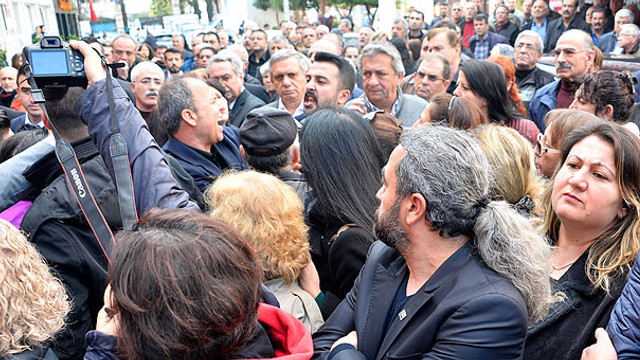 Devir teslim töreninde ortalık bir anda karıştı