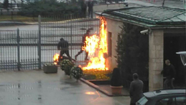 Meclis'in önünde kendini yaktı