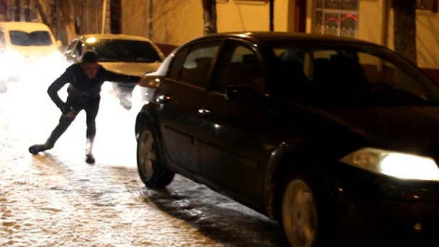 Kars'ta yollar buz tuttu