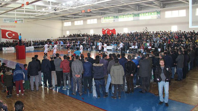 Voleybol maçında taraftar maçı tatil ettirdi !