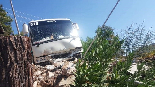 Tur midibüsü kaza yaptı: 28 yaralı