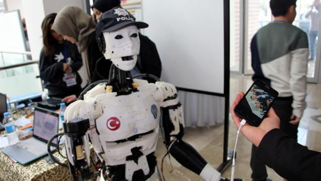 İşte insansı polis robotu ''Yiğido''