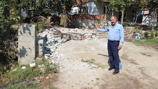Tayini çıkan imam balyozla lojmanı yıktı