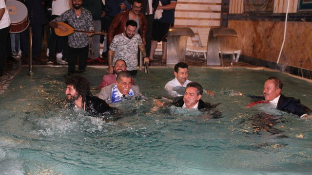 TRT canlı yayınında ilginç anlar ! Takım elbiseyle havuza girdiler