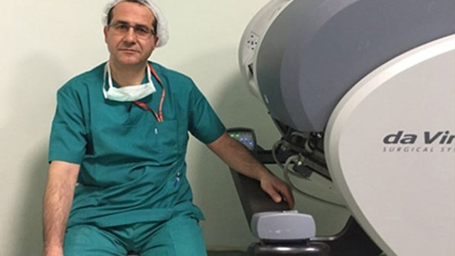 Hastane önünde dehşet ! Profesörü dövdüler