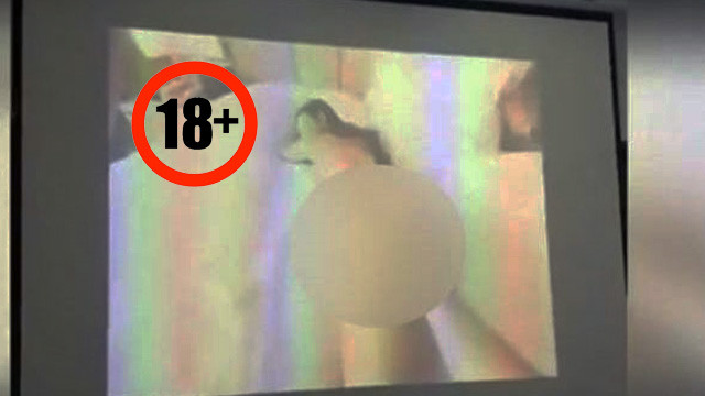Öğretmen sınıfta yanlışlıkla yetişkin filmi açınca...