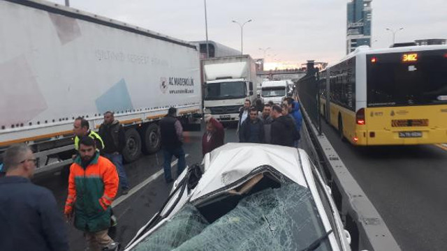 İstanbul D-100'de kamyon devrildi, yol trafiğe kapandı