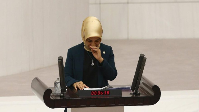 AK Partili kadın milletvekili kürsüde ağladı, 5 parti destek verdi