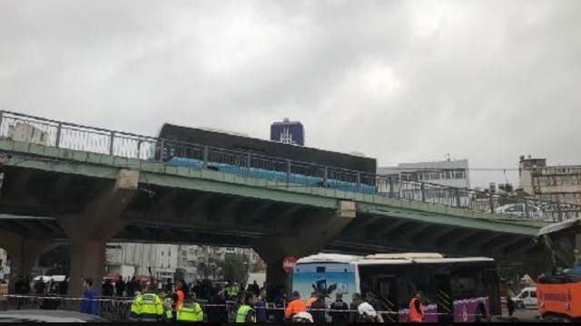 İstanbul'da otobüs tramvay hattına daldı ! Seferlerde aksama