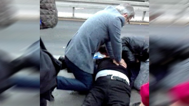 Metrobüs durağında kalp krizi geçirdi