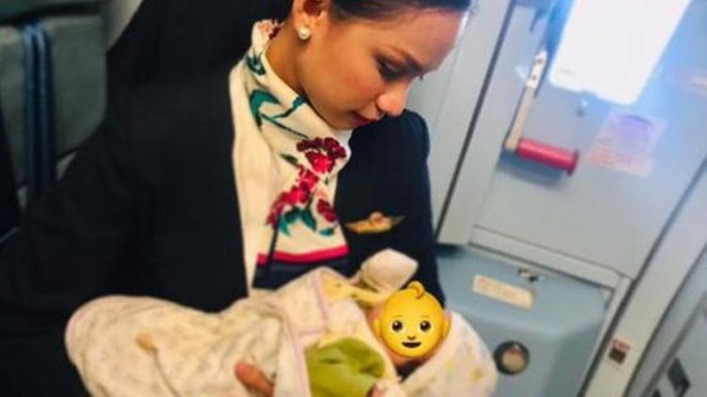 Annesinin sütü bitti, hostes emzirdi