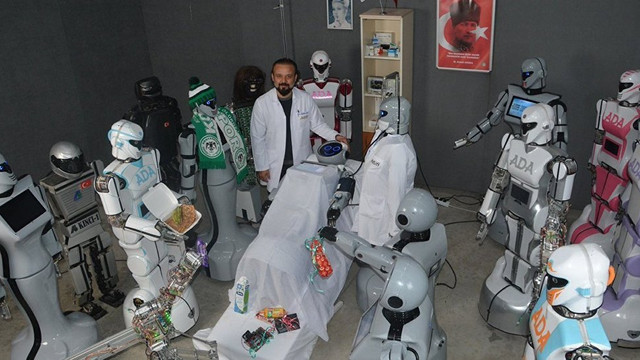 Robot Mini Ada'ya 'arkadaşlarından' ziyaret