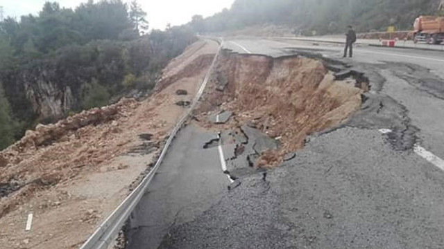 Antalya'da toprak kayması yaşandı