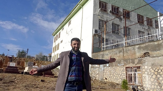 Mezarlık manzaralı okul ! Gören şaşırıyor