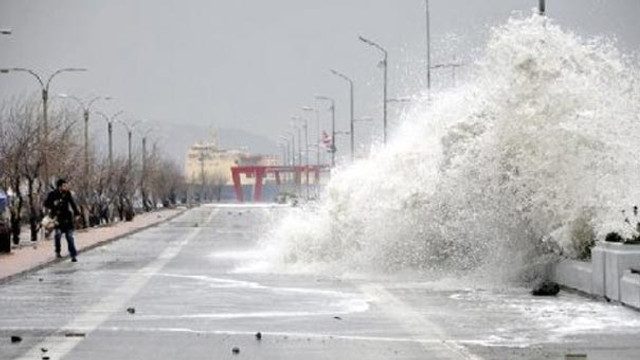 İstanbul'da fırtına ! Bazı seferler iptal edildi