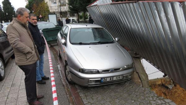 Maltepe'de kaldırım çöktü, otomobil askıda kaldı