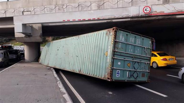 İstanbul'da TIR üst geçite çarptı, trafik durdu