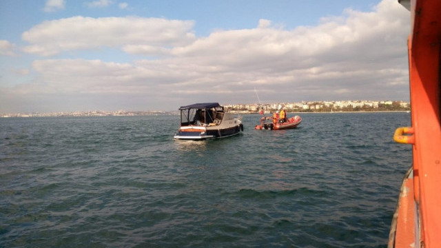 Kadıköy'de tekne kayaklıklara çarptı