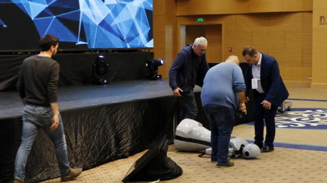 85 bin TL'lik insansı robot sahneden uçtu
