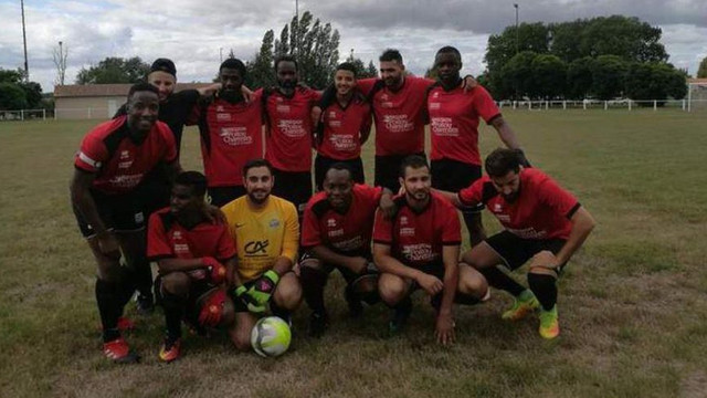 Kırmızı kart gören futbolcu silahını alıp geldi !