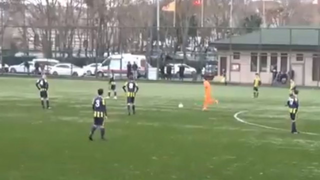 Fenerbahçeli genç futbolculardan alkışlanacak hareket !