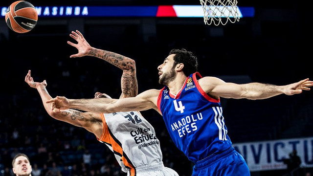 Anadolu Efes evinde farka koştu !