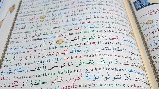 Erkek öğrencilere mavi, kız öğrencilere pembe Kuran