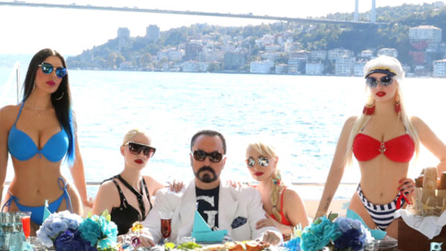 Torba yasadan Adnan Oktar ve kedicikleri çıktı ;!
