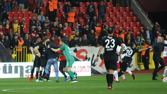 Sahaya atlayıp altınordu futbolcularına saldırdılar !