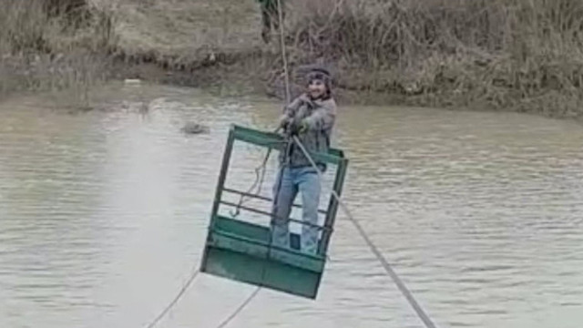 İşlerine ilkel teleferikle gidiyorlar !
