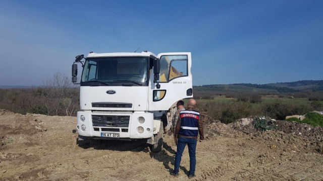 Boş araziye inşaat atığı döken sürücü suçüstü yakalandı