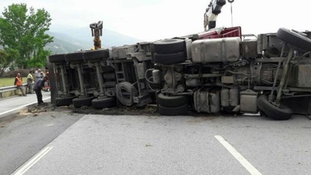 Kuzey Marmara Otoyolu'nda TIR devrildi