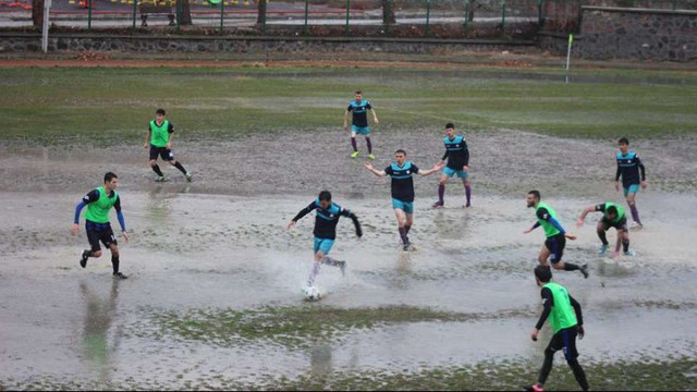Çamur tarlasında futbol oynamaya çalıştılar !