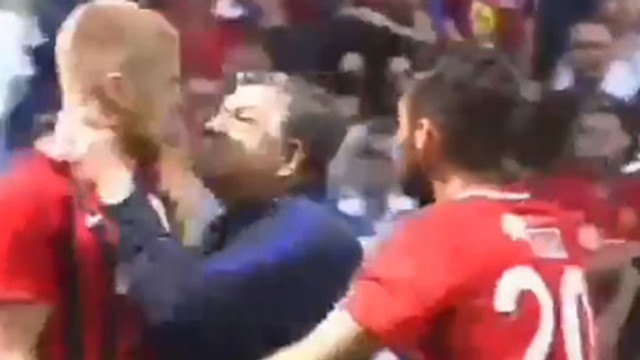 Yılmaz Vural futbolcusunun boğazına sarıldı !