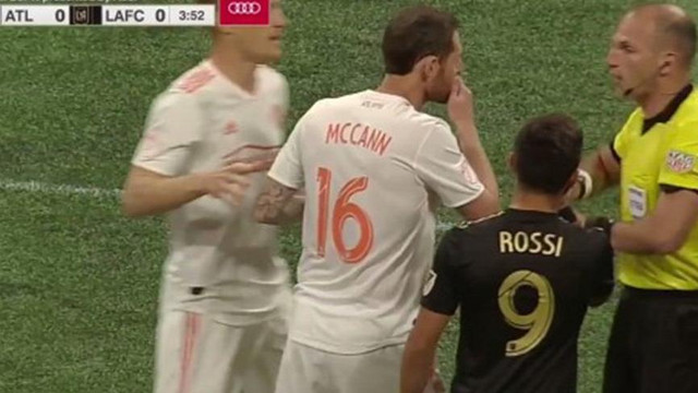 Futbol tarihinde bir ilk ! Önce atıldı, sonra...